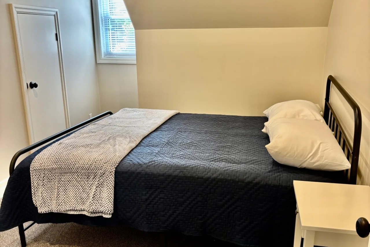 Coach House bedroom (queen)